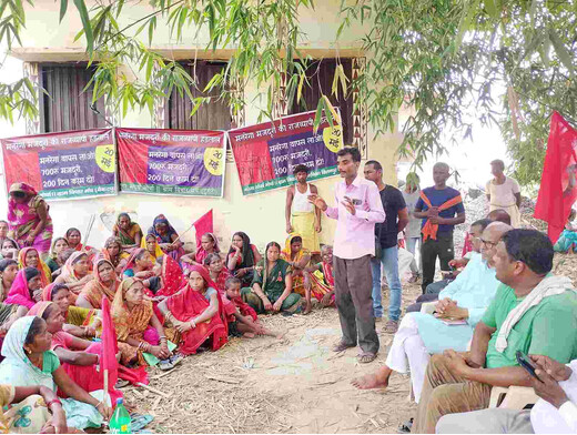 मजदूरी बढ़ाने और काम की गारंटी को लेकर डुमरी पंचायत में मजदूरों का धरना